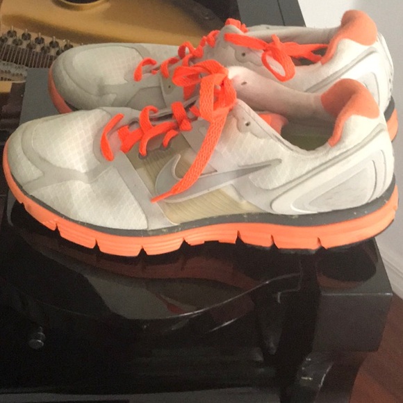 Nike women’s dynamic support shoes - Picture 2 of 3